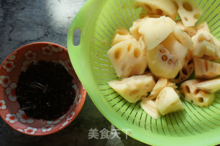 莲藕筒骨野米汤的做法步骤：4