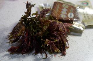 香椿鸡蛋干的做法步骤：1