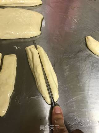 炸油条的做法步骤：3