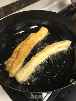 炸油条的做法步骤：4