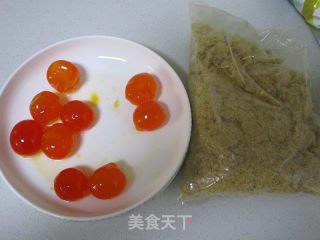 ＃春食野菜香＃咸蛋黄肉松青团的做法步骤：2