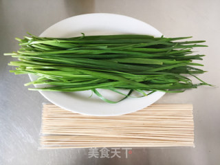 【烤韭菜】春天食韭正当时的做法步骤：1