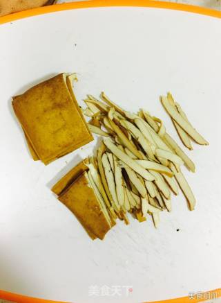 干煸豆干的做法步骤：1