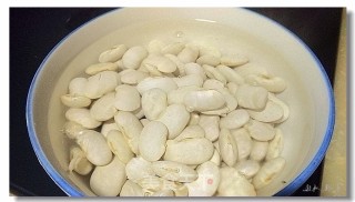 大白豆炖猪蹄的做法步骤：2