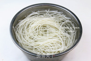 香辣拌米粉的做法步骤：2
