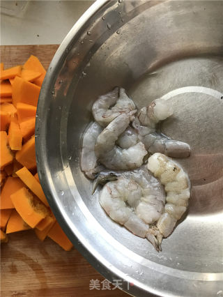 虾仁烧金瓜的做法步骤：2