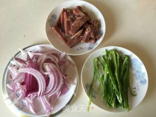 黑椒洋葱青椒炒牛肉的做法步骤：1