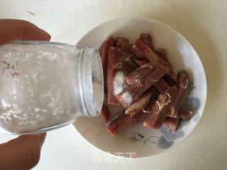 黑椒洋葱青椒炒牛肉的做法步骤：2