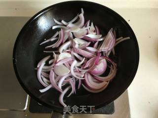 黑椒洋葱青椒炒牛肉的做法步骤：4