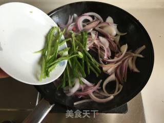 黑椒洋葱青椒炒牛肉的做法步骤：5