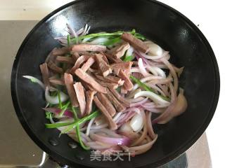 黑椒洋葱青椒炒牛肉的做法步骤：6