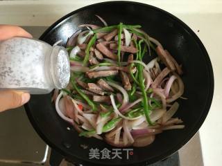 黑椒洋葱青椒炒牛肉的做法步骤：7