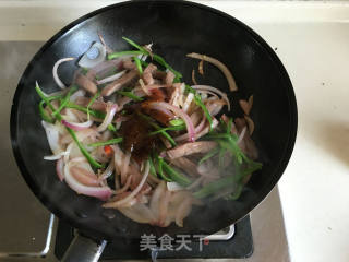 黑椒洋葱青椒炒牛肉的做法步骤：8