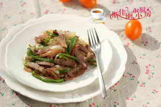 黑椒洋葱青椒炒牛肉的做法步骤：9
