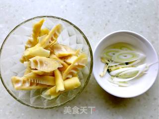 口蘑烩时蔬的做法步骤：1
