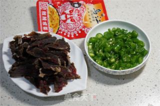 小炒腊牛肉的做法步骤：2