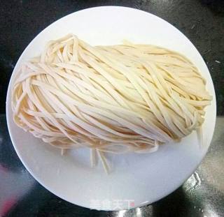 尖椒猪肉卤·过水面条的做法步骤：2