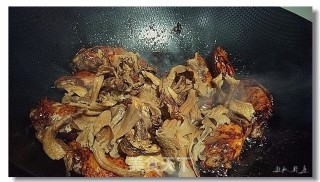 干菌烧鸡翅的做法步骤：6