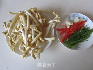 双椒炒花生芽的做法步骤：1