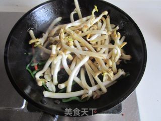 双椒炒花生芽的做法步骤：4