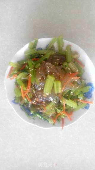 炝拌芹菜的做法步骤：1