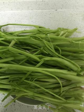 炒菠菜梗的做法步骤：1
