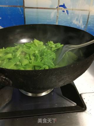 炒菠菜梗的做法步骤：4