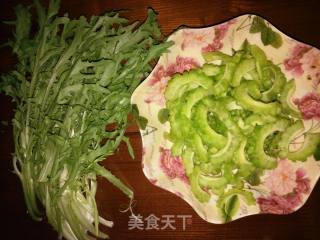 酸甜苦菊凉拌苦瓜的做法步骤：1
