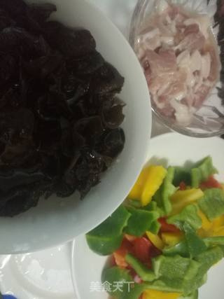 彩椒炒木耳的做法步骤：1