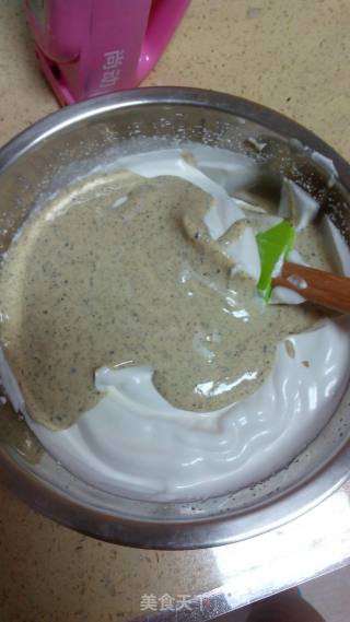 黑芝麻戚风卷的做法步骤：12