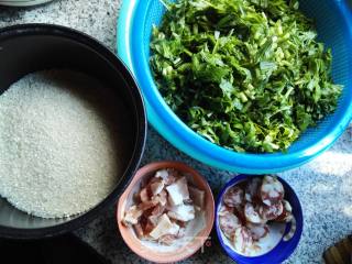 茼蒿咸肉香肠菜饭《又名皇帝菜饭》的做法步骤：1