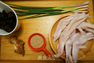 麻辣鹅掌的做法步骤：1