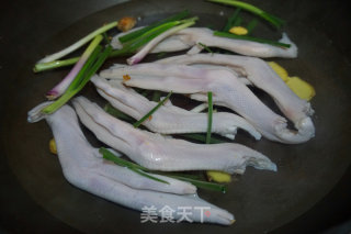 麻辣鹅掌的做法步骤：2