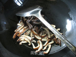 香菇炒黄豆芽的做法步骤：3