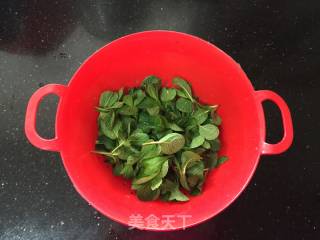 十香菜拌核桃仁的做法步骤：1