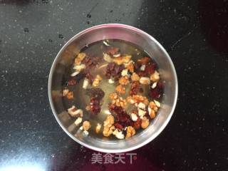 十香菜拌核桃仁的做法步骤：2