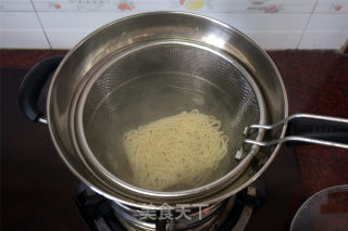 XO酱脆皮肠炒面的做法步骤：2