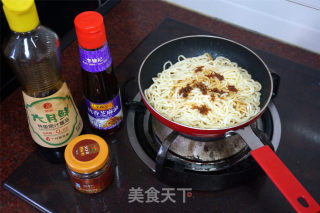 XO酱脆皮肠炒面的做法步骤：5