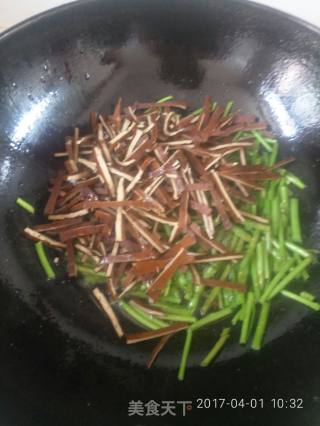 茼蒿配茶干的做法步骤：7