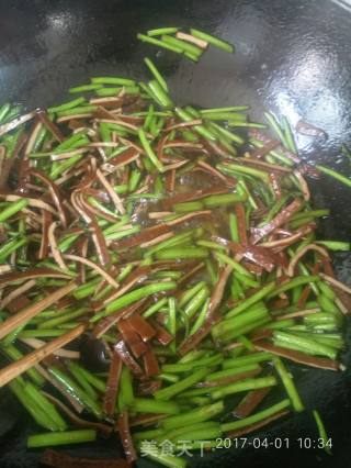 茼蒿配茶干的做法步骤：8