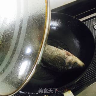 香浓鲫鱼汤的做法步骤：2