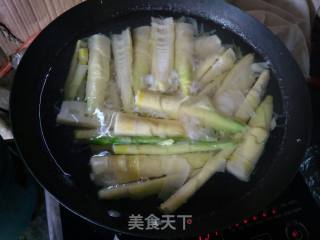 小根葱蚝油焖雷笋的做法步骤：2