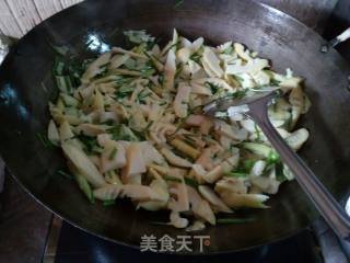 小根葱蚝油焖雷笋的做法步骤：4