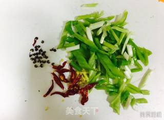 干煸大豆芽的做法步骤：1