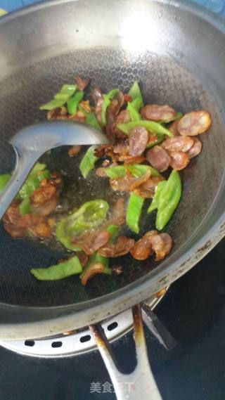 青椒炒腊肠的做法步骤：3