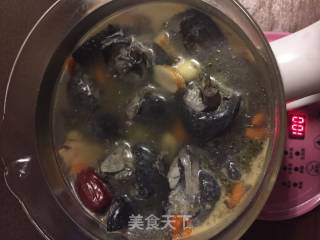 虫草当归乌鸡汤的做法步骤：2