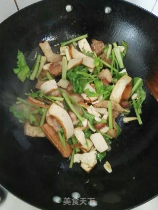 芹菜炒香干的做法步骤：6