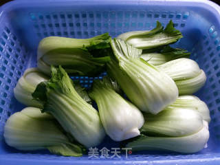 油菜鸡腿肉的做法步骤：1