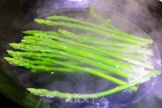 白灼芦笋的做法步骤：1