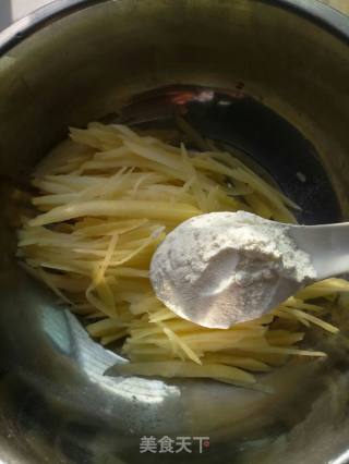 #春食野菜鲜#野葱土豆丝饼的做法步骤：3